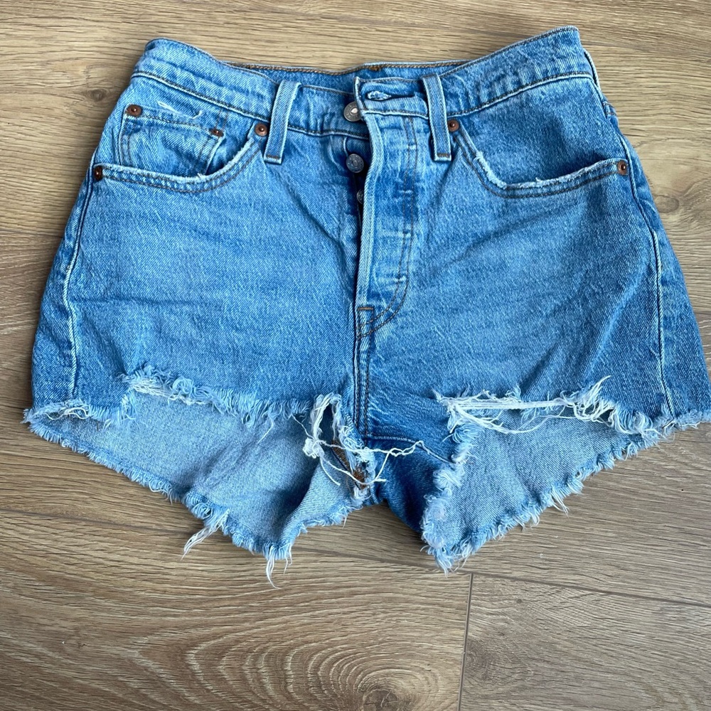 Levi’s high rise 501 cutoff shorts light wash 3 in inseam w25